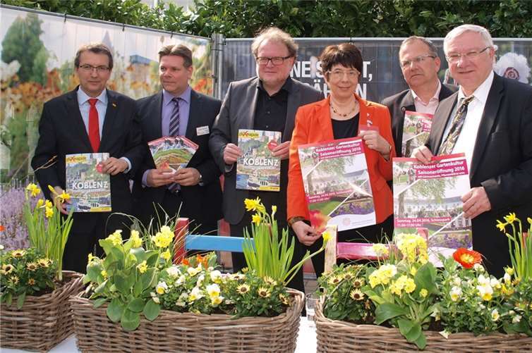 (v.l.) Jürgen Häfner (Geschäftsführer Lotto Rheinland-Pfalz), Andreas Drechsler (Werkleiter des Eigenbetriebs Grünflächen- und Bestattungswesen), Thomas Metz (GDKE), Anna Maria Schuster (BUGA-Freunde), Eugen Nigsch (Geschäftsführer der Seilbahn Koblenz) und Oberbürgermeister Joachim Hofmann-Göttig gaben einen Einblick in ihre gemeinsame Arbeit des Programms der Koblenzer Gartenkultur 2016. Fotos: US