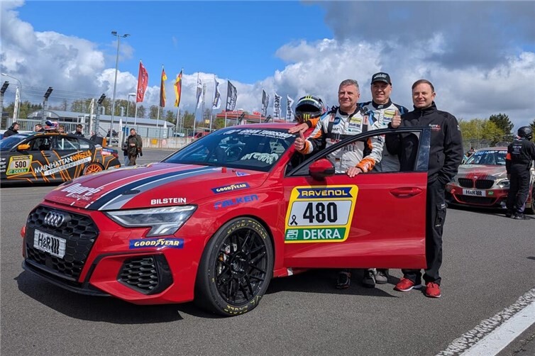 (v.l.) Jürgen Nett, Achim Nett und Christoph Dupré mit ihrem Audi S3 in der Startaufstellung.