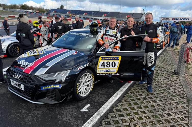 (v.l.) Jürgen Nett, Christoph Dupré und Achim Nett mit ihrem neuen Audi S3 vor dem Start zum NLS Saisonfinale 