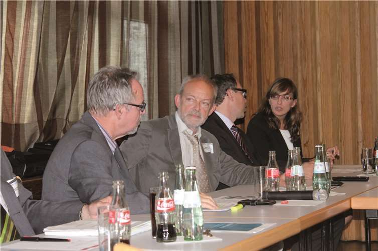 (v.l.): Jürgen Schweitzer, Geschäftsführer des Diakonischen Werks an Rhein und Sieg, Hermann Allroggen, Sozialdezernent des Rhein-Sieg-Kreises, Marcus Lübken, Beigeordneter der Stadt Sankt Augustin, Antje Dinstühler, Kommunales Integrationszentrum Rhein-Sieg-Kreis.privat