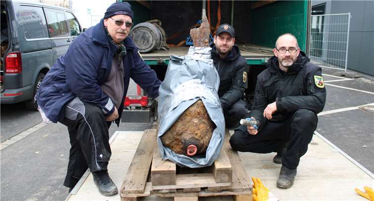 (v.l.) Jürgen Wagner, Sascha Hummrich und Marco Ofenstein vom Kampfmittelräumdienst mit der amerikanischen 250-Kilogramm-Bombe. Fotos: DU