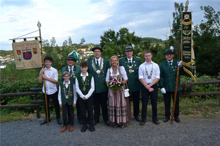 v.l.: Jugendfähnrich Colin Hevekerl, Bambiniprinz Max Crampen (vorne), Hauptmann Michael Warning, Schülerprinz Valentin Rosenbaum, König Fabian Langen, Kaierliesel Brigitte Hopp, Prinz Lukas Richter, Fähnrich Peter Ens. Foto: StSebNB