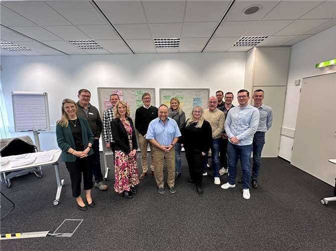 (v.l.): Julia Schughart (Seminarleitung, Kommunalberatung RLP), Thomas Montada, Markus Hermann, Carmen Schäfer, Michael Augel, Bürgermeister Alfred Schomisch, Anna Döpgen, Alexandra Lazer, Wilfried Börder, Markus Atzor, Alexander Röser, Stephan Eiden und Andreas Pung.  Foto: Thomas Sztrajt