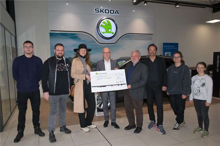2.500 Euro zur Förderung junger Talente (v.l.) Julian Burgard (Jugendschauspieler), Kevin Stoye (Verwaltungsleitung Burgfestspiele Mayen), Andrea Grimm (Künstlerin und Marketingleitung Einig Unternehmensberatung GmbH), Dirk Meid (Oberbürgermeister Stadt Mayen), Rudi Giering (Verkaufsleiter Scherer Autohaus), Alexander May (Intendant Burgfestspiele Mayen), Tabea Breicha (Regieassistenz Burgfestspiele) und Maria Vusatyuk (Jugendschauspielerin). Foto: Peter Seydel