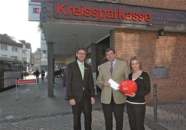 (v.l.) KSK-Geschäftsstellenleiter Christian Frings, Vorsitzender Förderverein St. Josef Krankenhaus Bernd Schiffarth, Service Beraterin Helene Schneider. UM