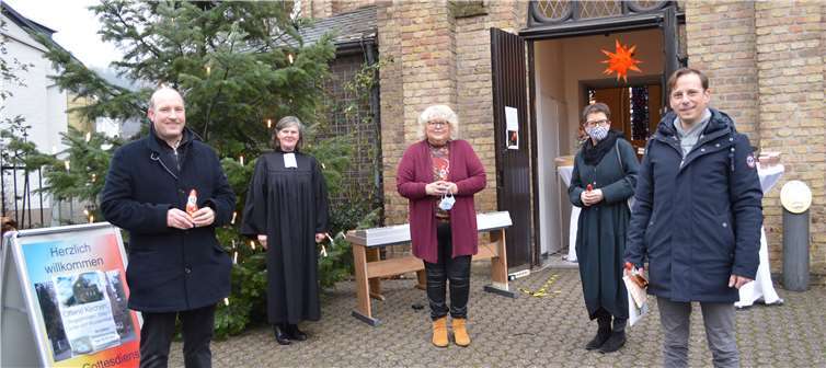 v.l. KSK-Geschäftsstellenleiter Frank Kremer, Pfarrerin Elisabeth Reuter, Küsterin Eva Hecht und Rosmarie Pante und Bürgermeister Björn Ingendahl von der Bürgerstiftung Remagen. Foto: AB