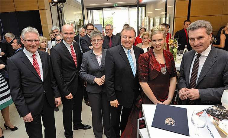 v.l. KSK-Vorstandsvorsitzender Dieter Zimmermann, KSK-Vorstand Guido Mombauer, die Präsidentin desSparkassenverbandes Rheinland-Pfalz , Beate Läsch-Weber, Landrat Dr. Jürgen Pföhler, Burgundia Carolin Groß und EU-Kommissar Günther Oettinger bei der Einweihungsfeier der neuen HauptstelleFix