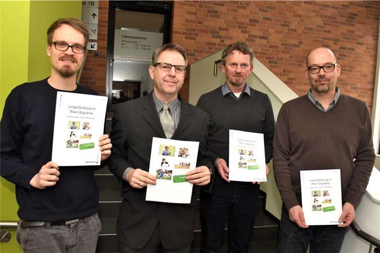 v.l. Kai Sager, Kreisjugendamt, Jugenddezernent Thomas Wagner, Volker Neuhaus, Erziehungsberatungsstelle Rhein-Sieg-Kreis, und Stefan Weidmann, Landesarbeitsgemeinschaft Jungenarbeit NRW e.V.Axel Vogel