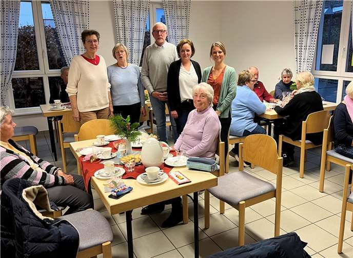 v.l. Karin Eregger, Hedi Neukirchen, Olaf Wulf, Beate Fuchs & Eva Sobotka sowie die Teilnehmer im katholischen Pfarrheim zum Jahresabschluss in Oedingen.  Foto: Walter Neukirchen