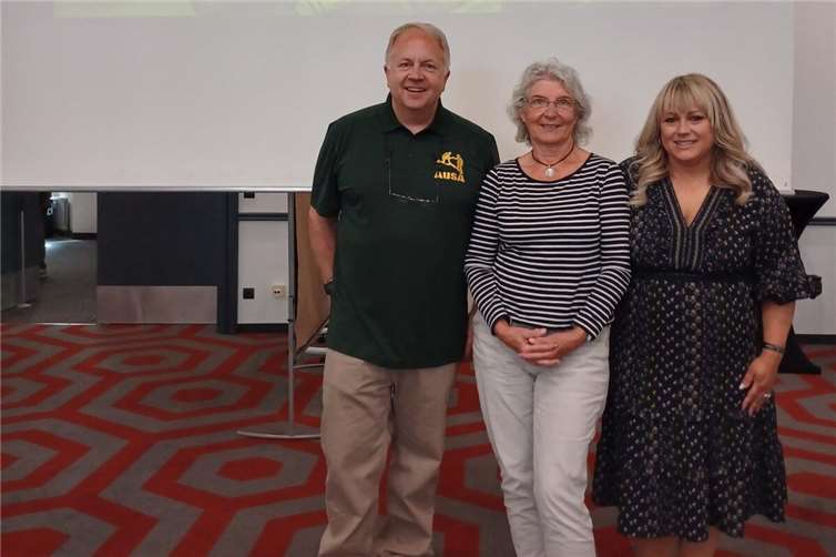 (v.l.) Karin Keelan zwischen David Fulton und Gemma McGowan, Präsident/in der AUSA, Western Europe and Africa.  Foto: privat