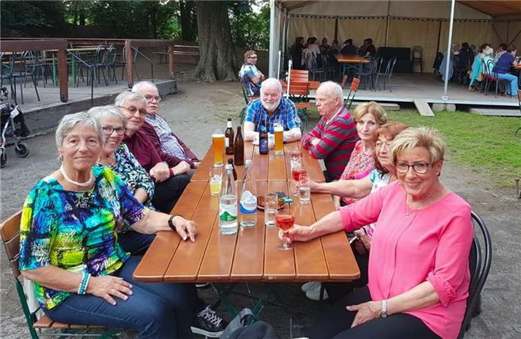 (v.l.) Karin Richter (Monschauer), Margret Hoffmann (Rasbach), Kurt Wingender, Lothar Rulf, Alois Schneider, Harald Pfeiffer, Rita Weiler (Stoll), Karin Schmitt (Kroll), Rita Winkel (Kehrig).  Foto: privat