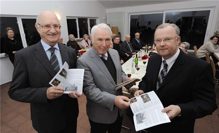 (v.l.) Karl Hatwig, Vorsitzender Konrad Gasper sowie Ortsvorsteher Hans-Jürgen Juchem. FIX