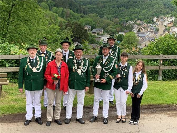 (v.l.) Karl Heinz Bentz, 2. Brudermeister Rolf Hilger, Edith und Ansgar Lanz, Schießmeister Werner Zimmermann, Carlo Rausch, Brudermeister Joachim Engel, Jennifer Rausch und Annabelle Rausch.  Foto: Yves Unnützer