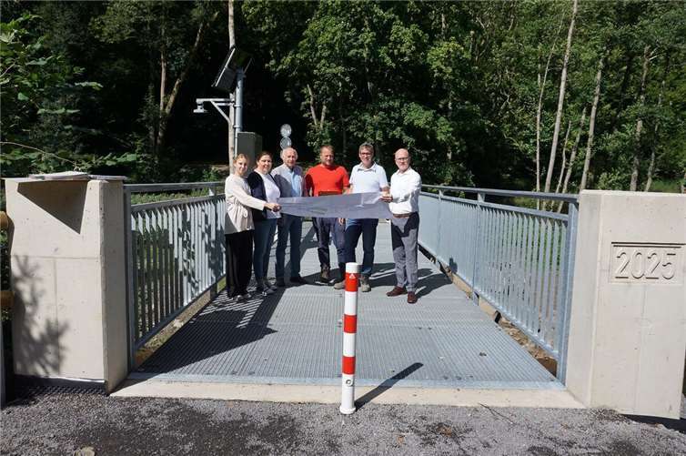 (v.l.) Karolina Klimenko, Monika Laubenthal-Schneider, Bernhard Mauel, Tobias Schäfer (Fa. EKS), Christian Zeininger (Ingenieurbüro IBS) und Oberbürgermeister Dirk Meid.  Foto: Jacqueline Blang/Stadt Mayen