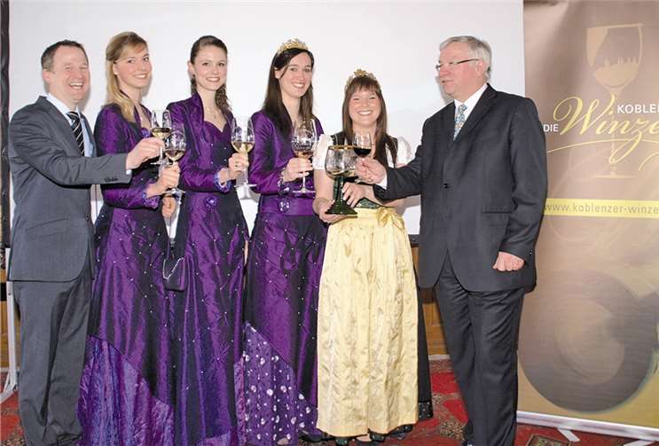 (v.l.) Karsten Lunnebach (erster Vorsitzender Koblenzer Winzer), Prinzessin Julia Richter und Eva Durben aus Güls, Blüten- und Weinkönigin Lydia König aus Güls, Weinkönigin aus Lay, Lisa Löhr und Oberbürgermeister Joachim Hofmann-Göttig. US