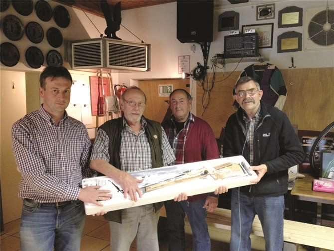 (v.l.): Kassierer Frank Krayer, Sieger Karl Heinz Bentz, Brudermeister Jürgen Rausch, Schießmeister Heinz Breil. privat