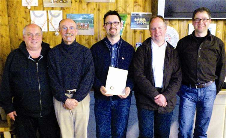 v.l. Kassierer Helmut Honnef,Vorsitzender Erwin Siegmund, Jubiläums Mitglied Klaus Scholl, Beisitzer Dr. Thomas Münker und Geschäftsführer Marco Stöcker.privat