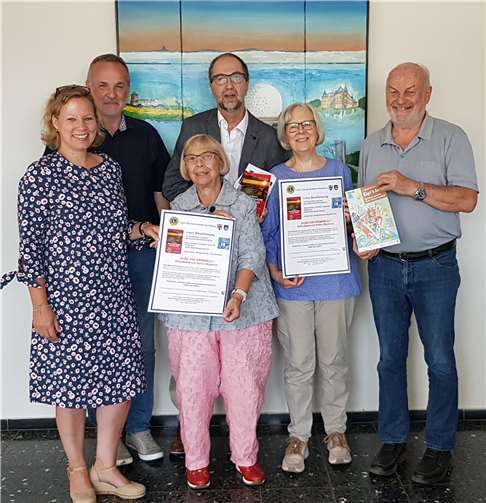 (v.l.) Katharina Bleutge (Präsidentin LionsClub Meckenheim Wachtberg), Bürgermeister Jörg Schmidt, Dr. Gudrun Mieth (LionsCLub) , Autor Udo Weinbörner, Anne Labus und Dieter Dresen (Büchereiverbund Wachtberg).  Foto: Gemeinde Wachtberg/mf