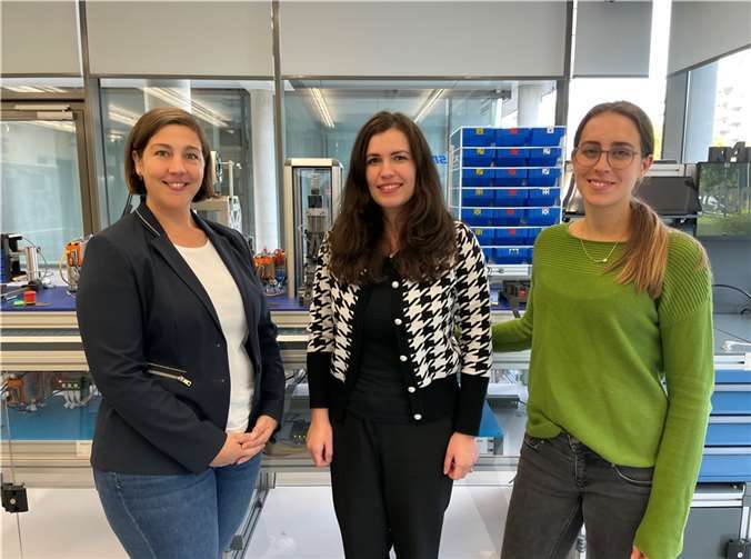 (v.l.) Katharina Schlag, Nina Obreschkova und Teresa Petzsche freuen sich darüber, die Kooperationsvereinbarung jetzt mit Leben füllen zu können. Foto: Mittelstand-Digital Zentrum Kaiserslautern