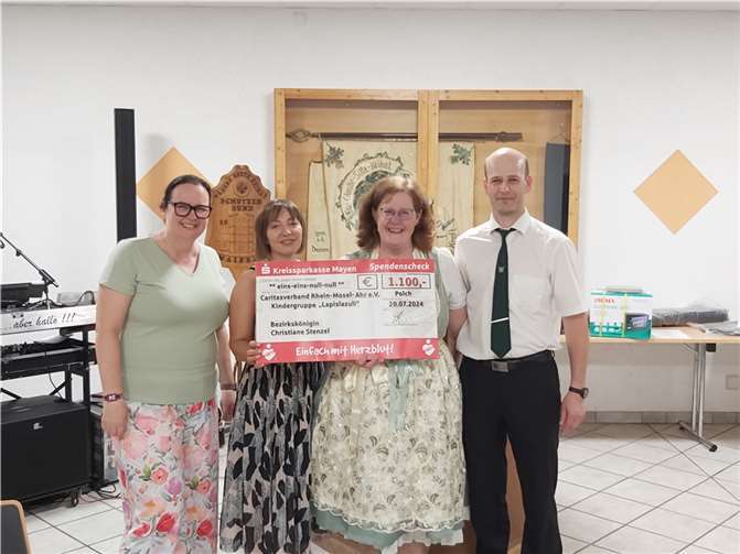 v.l: Katja Szislowski-Reuker und Natalie Pauls Kindergruppe „Lapislazuli“, Bezirkskönigin Christiane Stenzel und ihr Prinzgemahl Felix.  Foto: privat