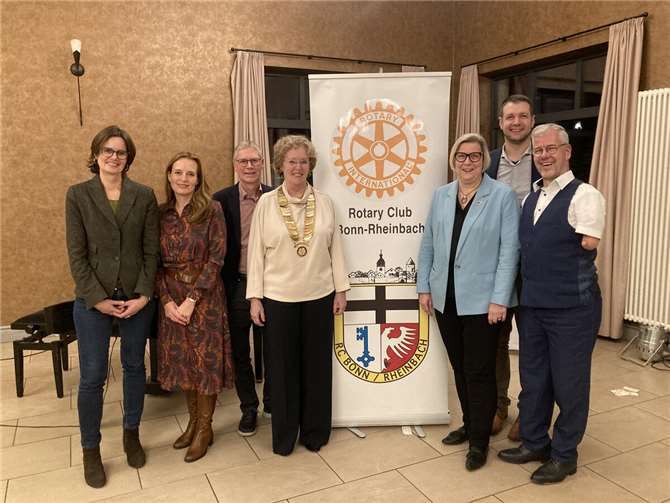 (v.l.) Katrin Jürgensen (Geschäftsführerin Rhein-Voreifel-Touristik), Daniela Hoffmann (Erste Beigeordnete der Stadt Rheinbach), Georg Persch (Präsident des Lions Clubs Bonn-Rhenobacum), Martina Baur-Schäfer (Präsidentin des Rotary Clubs Bonn-Rheinbach), Petra Kalkbrenner (Bürgermeisterin der Gemeinde Swisttal), Tobias Pötzsch (Stellvertretender Bürgermeister der Stadt Meckenheim) und Rainer Schmidt (Theologischer Vorstand des Diakoniewerks Michaelshoven und Kabarettist).  Foto: Monika Hörig