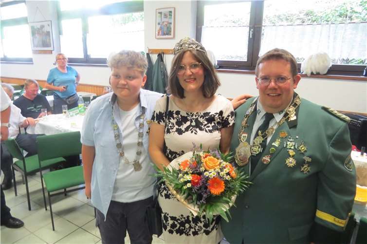 (v.l.) Kinderprinz Simon Kreyer, Königin Karen Füllmann, Schützenkönig Thomas Cromen.