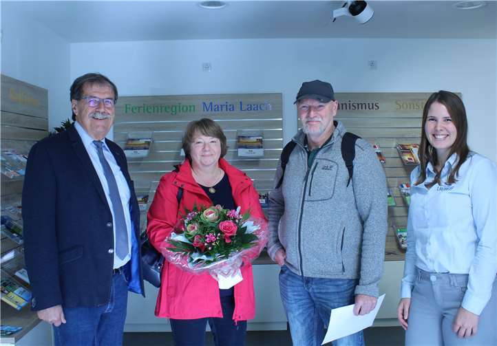 (v.l.) Klaus Bell (Vorsteher ZV Ferienregion Laacher See), Gabriele und Gregor Kemmert, Lea Port (Leiterin TI Maria Laach). Foto: privat
