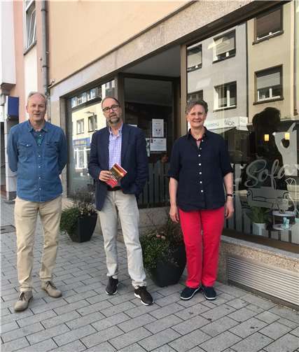 v.l. Klaus Brouwers, Organisator von Veranstaltungen im Café sofa; Udo Weinbörner, Meckenheimer Autor und Literaturpreisträger; Dr. Angelika Wurm, Activity-Beauftragte Lions Club Meckenheim-Wachtberg. Foto: privat