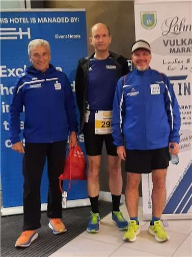 (v.l.) Klaus Jahnz, Harald Justen und Sven-Jörg Reuter auf dem Weg zum Marathonstart.  Foto: Elisabeth Waldorf