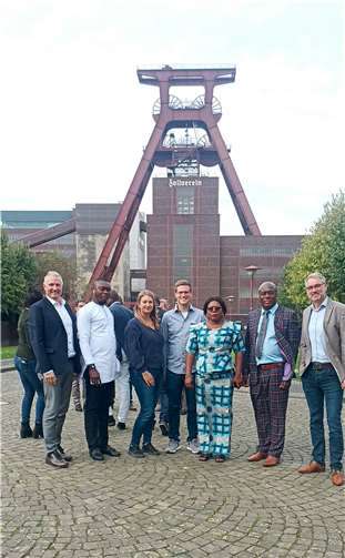 (v.l.) Klaus Lütkefedder (Bürgermeister der Verbandsgemeinde Wallmerod) Ebenezer Dzabey, Lina Braun (Klimaschutzmanagerin der VG Wallmerod), Christoph Brabender (Klimaschutzmanager des Westerwaldkreises), Emilia Adzimah (Bürgermeisterin), Anthony Komla und Olaf Glasner (Leiter des Umweltreferates der Kreisverwaltung).  Foto: Pressestelle der Kreisverwaltung