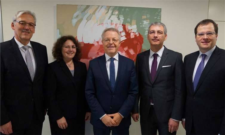 (v.l.) Klaus Müller (Vorstand Raiffeisenbank Mittelrhein eG), Elfi Rheinbay (Vorstand Raiffeisenbank Mittelrhein eG), Elmar Schmitz (Vorstandsvorsitzender Volksbank RheinAhrEifel eG), Sascha Monschauer (Vorstand Volksbank RheinAhrEifel eG), Markus Müller (Vorstand Volksbank RheinAhrEifel eG). Fotos: Volksbank RheinAhrEifel