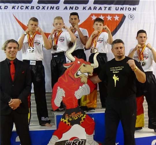 (v.l.) Klaus Nonnemacher (mehrfacher Kickbox-Weltmeister WKA und Präsident der WKU), Mike Berg, Daniel Jakobi, Nadir Achundov, Christoph Weigel, Bogdan Gerasymenko und Trainer Valeriy Gerasymenko. Privat