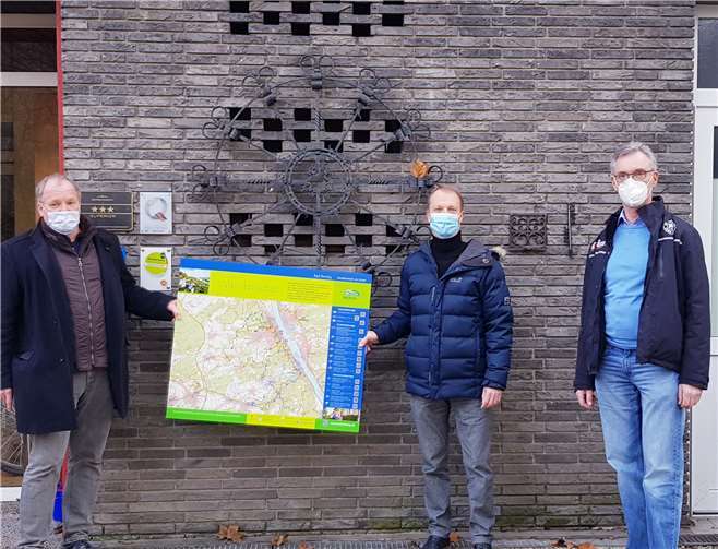 (v.l.) Klaus Reuter (Inhaber Hotel Zur Mühle), Stadtbürgermeister Udo Heuser und Tourist-Info Leiter Holger Klemm präsentieren die neue Wanderkarte.Fotos: Tourist-Information Bad Breisig