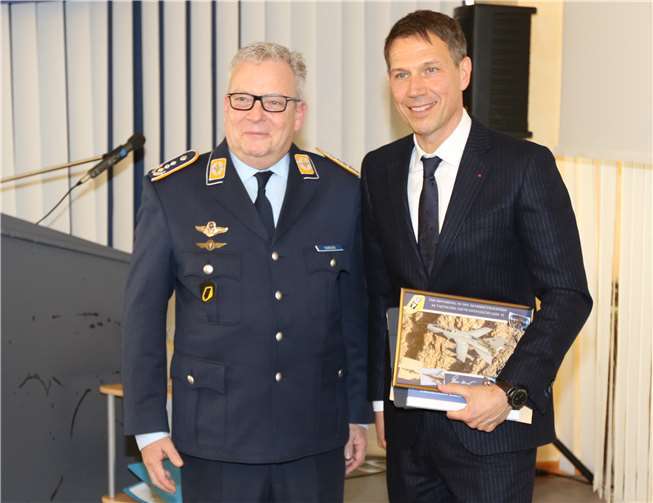 v.l.: Kommodore Oberst Thomas Schneider, René Obermann.