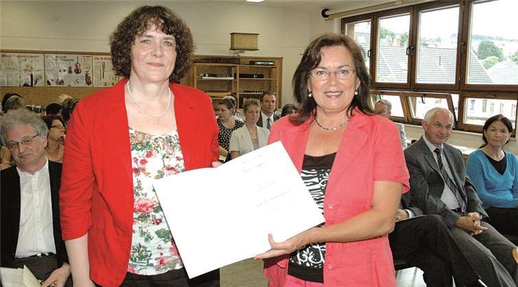 (v.l.) Konrektorin Angelika Schifferings erhält die Urkunde zum Dienstjubiläum von Rektorin Antoinette Weiner.UM