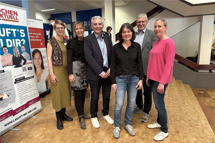 v.l. Konrektorin Anke Stoppe, Schulleiterin Vicky Plitt, Bürgermeister Claus Peitz, Jobfux Dagmar Neuhaus, IHK- Geschäftsführer Martin Neudecker, Berufswahlkoordinatorin Irene Genn