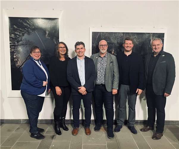 (v.l.) Kreisbeigeordnete Judith Lehnigk-Emden, Frau Petula Schneider, Beigeordnete der VGV Vordereifel, Olaf Kaul (Projekt Finsterlay), Arbeitskreisvorsitzender Uwe Hoffmann, Marc Hillesheim (Projekt Finsterlay) und Christoph Kicherer, 1. Beigeordneter der VGV Vordereifel.  Foto: Mühlsteinrevier RheinEifel