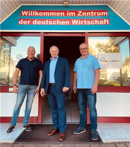v.l.: Kreishandwerksmeister Ralf Winn, OB Jan Einig, Matthias Dahmen. Foto: Hans HArtenfels