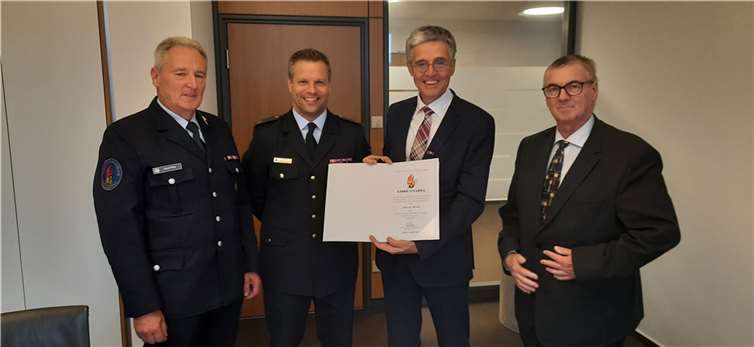 (v.l.) Kreisjugendfeuerwehrwart Mayen-Koblenz Horst Klee, Landesjugendfeuerwehrwart Rheinland-Pfalz Dirk Ströder, Vorstandsvorsitzender der Kreissparkasse Mayen Karl-Josef Esch und der Landrat des Kreises Mayen-Koblenz Dr. Alexander Saftig.  Foto: Horst Klee