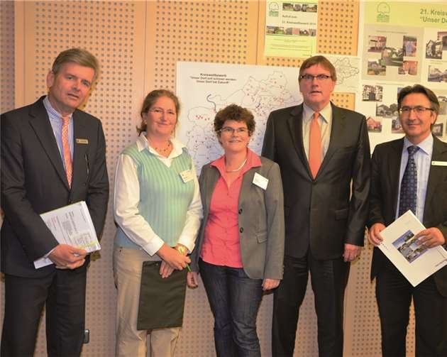 (v.l.) Kreisplanungsdezernent Michael Jaeger, Beate Klüser, Stadtplanerin im Planungsamt, Renate Becker-Steinhauer, Vorsitzende der Bewertungskommission, Landrat Sebastian Schuster und Dr. Mehmet Sarikaya, Leiter des Planungsamtes.privat