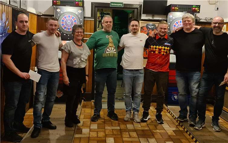 v.l.: Kristian Kaiser & Dominik Fleuth (Team Derbysieger), Silvia & Dietmar Hofmann (Wirtsleute), Kevin Mülhöfer & Rene Flatt (Team Freilos), Viktor Seiler &Thomas Quelle (Team Bähm). Foto: privat