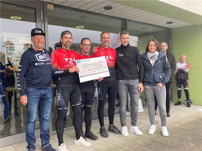 (v.l.) Kurt Werheit Teamchef (Team Kern-Haus), Martin Ritterbach, Bernd Mollenhauer, Christian Thelen (alle drei RSC Nievenheim), Marco Bastiaansen (Cycling4Kids), Sabrina Wirtz (Betroffene der Flutkatastrophe in Ahrweiler). Fotos: Eva Ivo