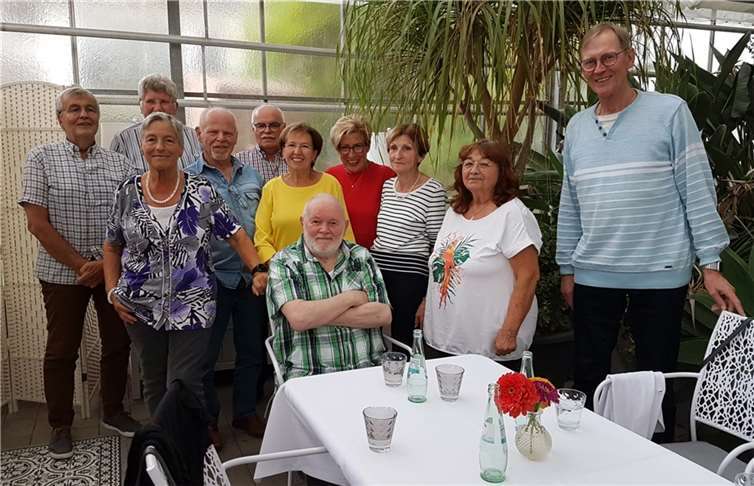 (v.l.) Kurt Wingender, Peter Klöppel, Karin Richter (Monschauer), Harald Pfeifer, Lothar Rulf, Angelika Monschauer, Alois Schneider, Rita Winkel (Kehrig), Rita Weiler (Stoll), Karin Schmitt (Kroll) und Leo E. Kröll. Foto: privat
