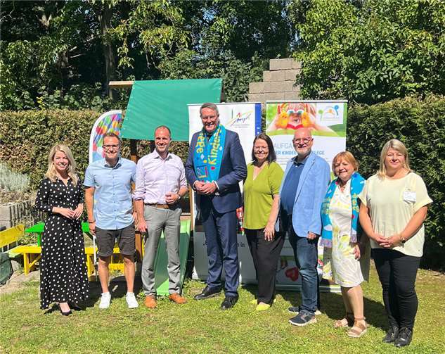 (v.l.) Lana Horstmann, Landtagsabgeordnete; Nicolas Cordes, Landtagskandidat; Clemens Hoch, Staatsminister und Landtagsabgeordneter, Ministerpräsident AlexanderSchweitzer, Jutta Neideck, Ehrenmitglied; Heiko Krause, Geschäftsführender Vorstand Bundesverband für Kindertagespflege; Dorothee Geishecker, Fachberaterin im Kreisjugendamt Mayen-Koblenz; Emilia Roth, Vorsitzende des Landesverbandes Kindertagespflege Rheinland-Pfalz.  Foto: Silvia Bömerich-Mintgen