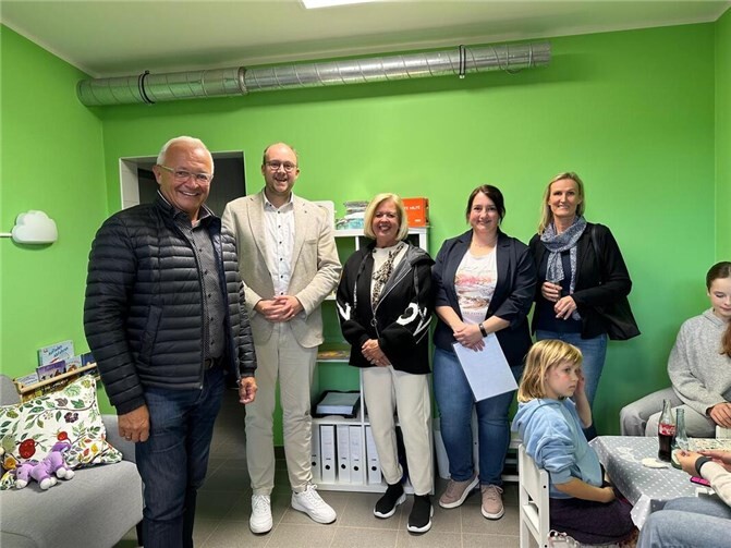 v.l. Landrat: Achim Hallerbach, 1. Beigeordneter VG Rengsdorf-Waldbreitbach: Pierre Fischer, Ortsbürgermeisterin Breitscheid: Rita Viccari, Waldwichtel-Tagesmutter: Jeannine Krause, Kreisjugendpflege: Frau Werena Herzog.  Fotos: privat
