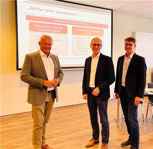 v.l.: Landrat Achim Hallerbach, Jobcenterchef Theo Kreyer und Kreis-JugendamtsleiterJürgen Ulrich wollen mit der Einrichtung der Koordinierungsstelle „Jugendberufsagentur Plus“die Zusammenarbeit ihrer Häuser noch weiter verbessern.