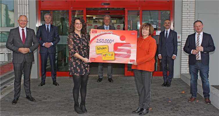 (v.l.) Landrat Achim Hallerbach, Vorstandsmitglied Thomas Paffenholz, Lehrerin an der Gutenberg-Grundschule Dierdorf Manuela Marzi, Stv. Schulleiter der David-Roentgen-Schule Neuwied Markus Wunsch, Leiterin der KiTa St. Katharinen Cacilie Honnef, Vorstandsvorsitzender Dr. Hermann-Josef Richard und Oberbürgermeister Jan Einig.Foto: privat