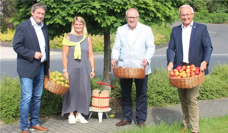 (v.l.) Landrat Achim Schwickert, Sandra Köster, Wir Westerwälder, Landrat Dr. Peter Enders, Landrat Achim Hallerbach.Quelle: Wir Westerwälder