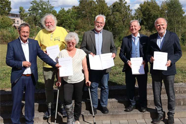 Fünf Ehrenamtler im Westerwald vom Land gewürdigt (v.l.) Landrat Achim Schwickert übergab Maria und Johannes Ruppert, Uwe Christian Finke, Gerhard Schmidt und Michael Stahl die Ehrennadel des Landes Rheinland-Pfalz. Fotos: Kreisverwaltung / Carolin Faller