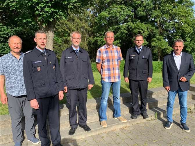 (v.l.) Landrat Achim Schwickert und Brand- und Katastrophenschutzinspekteur Tobias Haubrich freuen sich über die Unterstützung von Björn Goldhausen als Fachberater Wetter. Der Zusammenarbeit sehen ebenfalls die stellvertretenden Brand- und Katastrophenschutzinspekteure Markus Brenner, Jens Weinriefer und Hartmut Karwe positiv entgegen.  Foto: Pressestelle der Kreisverwaltung